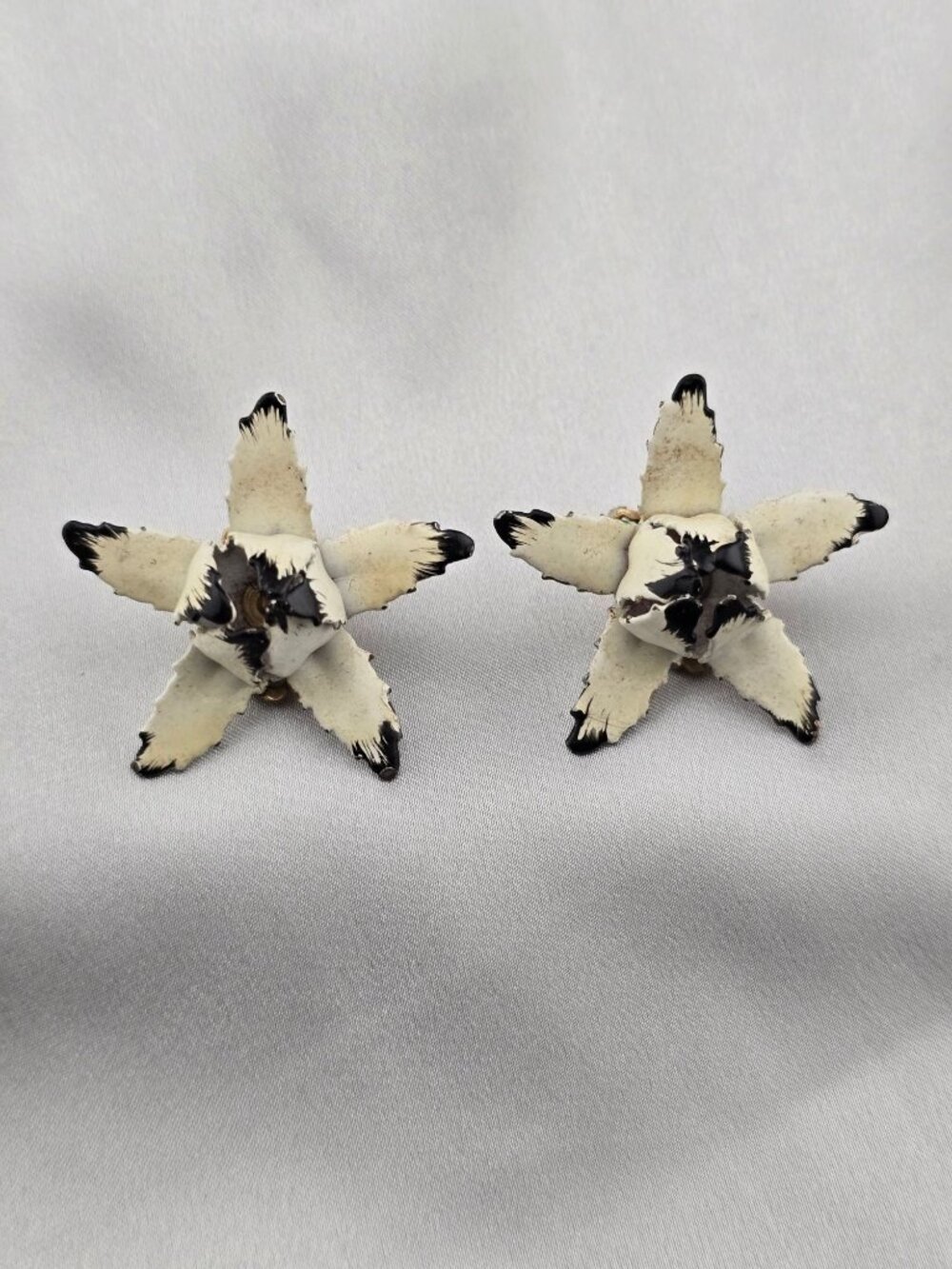 Vintage White & Black Enamel Flower Brooch Matching Clip-On Earrings Set READ - Picture 4 of 12